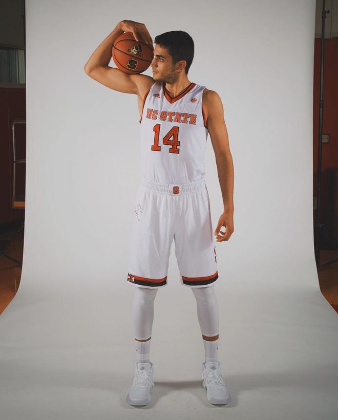 包含滇池金雕队对阵中原雷霆队,击剑锦标赛险胜,内线统治篮板——更衣室氛围正向的词条